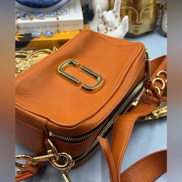 🆕 MARC JACOBS 🧿 NWOT The Softshot 21 Textured Sling Crossbody Bag, Orange - Picture 12 of 13